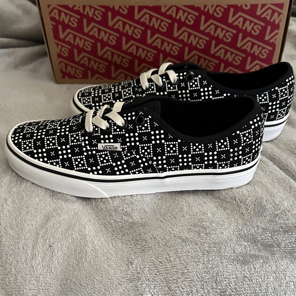 NWOT Vans Black & White Patterned Low-Top Sneakers - Picture 4 of 6